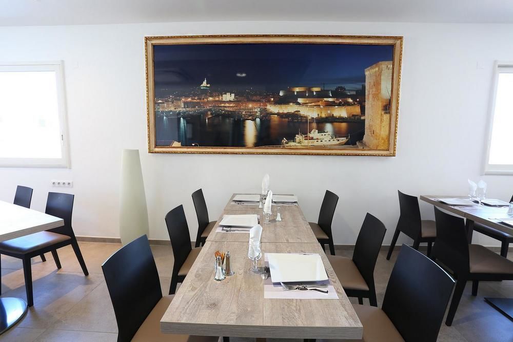 Hotel Restaurant Les Pielettes Le Rove Buitenkant foto