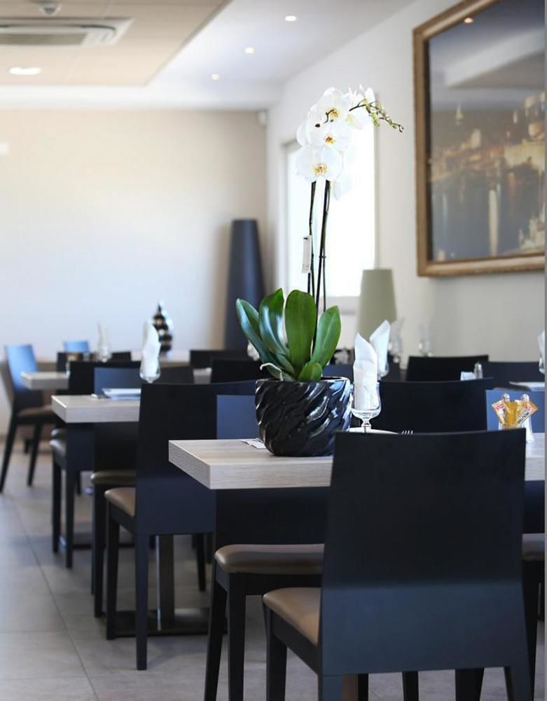 Hotel Restaurant Les Pielettes Le Rove Buitenkant foto